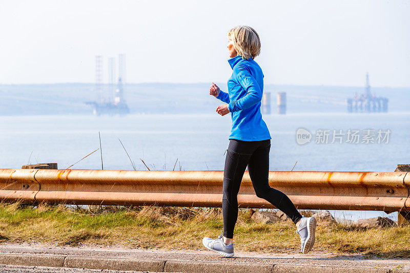 老年妇女慢跑，Cromarty Firth，苏格兰